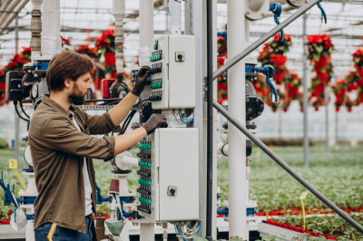 Las cinco grandes distribuidoras eléctricas permiten a todos los consumidores reducir la potencia contratada durante el estado de alarma.